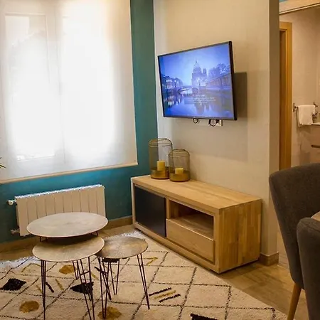 Apartamento English House In By Apartelier