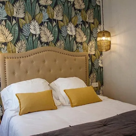 English House In By Apartelier